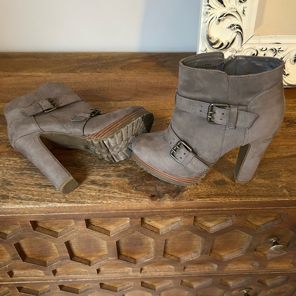 Elegant Gray Heeled Boots with Buckle Accents